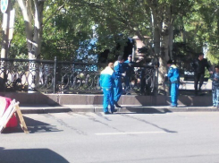 В центре Волгограда вновь начали монтировать декоративное ограждение