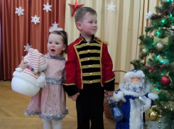 Александра и Евгений Песоцкие в костюмах, сшитых папой, в конкурсе «Лучший детский новогодний костюм-2020»