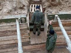После переброски из Херсона волгоградские военные возводят землянку 