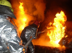 На юге Волгограда подожгли дом: спасатели вытащили из огня двоих человек