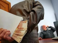 Сотрудник районной администрации Волгограда брал взятки за незаконную торговлю 