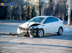 Стали известны подробности ДТП в центре Волгограда: студентка на иномарке врезалась в остановку и сбила человека 