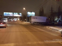 Грузовик протаранил легковушку в Волгограде: пострадал младенец 