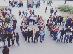 250 человек флешмобом поддержали Волгоград в голосовании за символ на новых купюрах