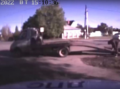 Водитель на иномарке протащил по земле ДПСника под Волгоградом: видео