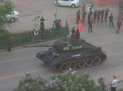 Волгоградцы жалуются на испорченный военной техникой асфальт