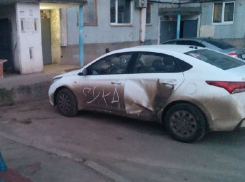 Замученный волжскими автомобилистами дворник оставляет им матерные послания на машинах