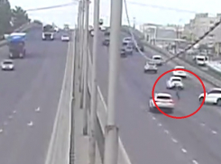 18-летний волгоградец бросился под колеса Skoda Kodiaq  на Третьей Продольной: видео