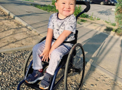 “Пока не встал на ножки”: мама 2-летнего волгоградца со СМА, получившего укол за 160 млн рублей