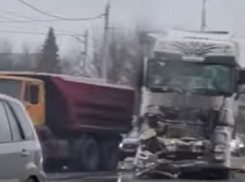 В Волгограде многотонная фура протаранила КАМАЗ: ВИДЕО