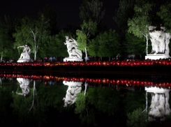 Несколько тысяч свечей озарили Мамаев курган в память о павших бойцах ВОВ