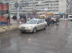 В центре Волгограда автоледи на «Мазде-3» сбила пешехода на «зебре»