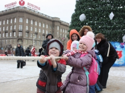 Жители Волгограда перетягивали канат и пели частушки на площади Павших борцов 