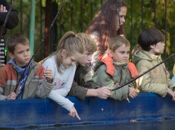 Юные волгоградцы выловили всю рыбу из бассейна 