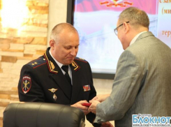 Начальник Главка Волгограда Александр Кравченко получил медаль За безупречную службу в МВД