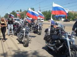День России в Волгограде начался с автопробега «Ночных Волков»