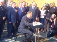 Главы МИД РФ и ФРГ на Мамаевом кургане в Волгограде оставили записи в книге почетных гостей