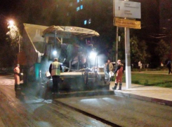 В Волгограде по ночам закатывают в асфальт улицу Елецкую
