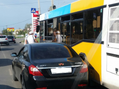 Из-за ДТП автобуса и иномарки образовалась пробка на севере Волгограда