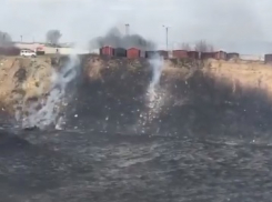 Последствия страшного пожара на окраине города сняли на видео волгоградцы