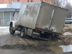Волгоградский асфальт треснул под тяжестью малогабаритного грузовика 