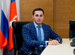 Лидер волгоградской ЛДПР потушил горящий торт