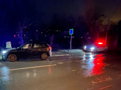 На юге Волгограда внедорожник на «зебре» сбил двоих пешеходов 