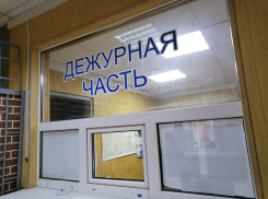 Грабитель ворвался в дом к спящей женщине в Волгоградской области и заснул у её кровати
