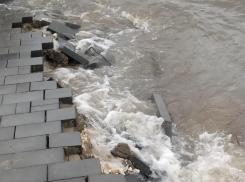 Под Волгоградом смыло под воду набережную за 100 миллионов