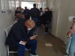 «Один терапевт на всю поликлинику»: адскую очередь в Волгограде сняли на видео