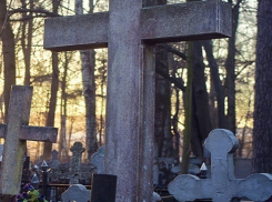 Сломанный на могиле крест 19-летние жители Урюпинска принесли к себе домой и сожгли