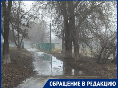 Дети каждый день рискуют провалиться в яму и утонуть по пути в школу «Дарование»