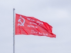 На набережной Волгограда подняли легендарное Знамя Победы