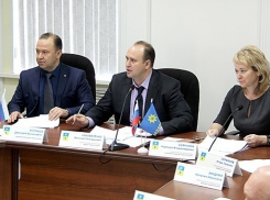    Председатель гордумы Волжского не успел на заседание, где предложили урезать его зарплату