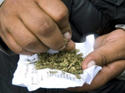 Полицейский из Волгограда торговал наркотиками в Астрахани