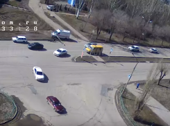 Авария со скорой помощью в Волжском попала на видео