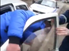 В Волжском инспекторы ГАИ с трудом извлекли из авто пьяного водителя