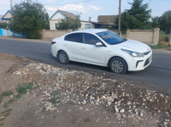 «Для патриарха Кирилла присыпали щебенкой»: жители Краснослободска жалуются на разбитую дорогу на улице Московской