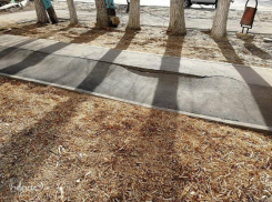 На западе Волгограда под ногами пешеходов развалился тротуар