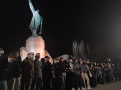 Несанкционированный митинг завершился в Волгограде под аплодисменты у памятника Ленину