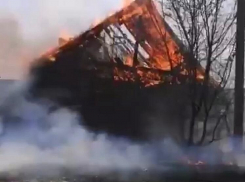 На видео попал полыхающий дом в Волгограде