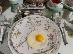 Яна Рудковская насмешила завтраком с посудой на сотни тысяч ради одного яйца
