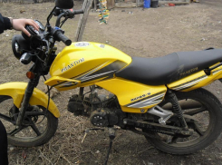 Под Волгоградом 15-летний мотоциклист сбил пешехода 