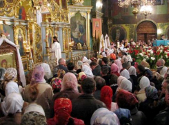 На службу в Казанский собор пришли 2 тысячи верующих 