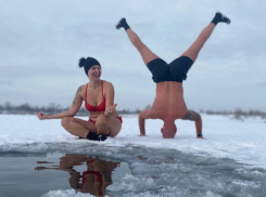 Волгоградские «моржи» открыли пляжный сезон в 20-градусный мороз: видео
