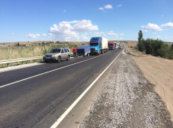 Под Волгоградом грузовик Freightliner врезался в «Мазду»: пострадала женщина