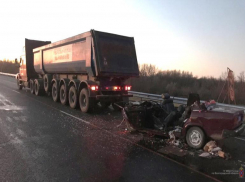 Снесло крышу: в Иловлинском районе водитель проехал на красный и оказался в больнице