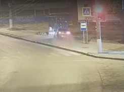 Иномарка влетела в остановку в Волгограде: видео 