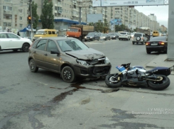 В центре Волгограда пенсионер на Lada сбил молодого мотоциклиста