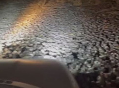 В фекальную ловушку попали волгоградцы на автомобиле: вылезали через окна
